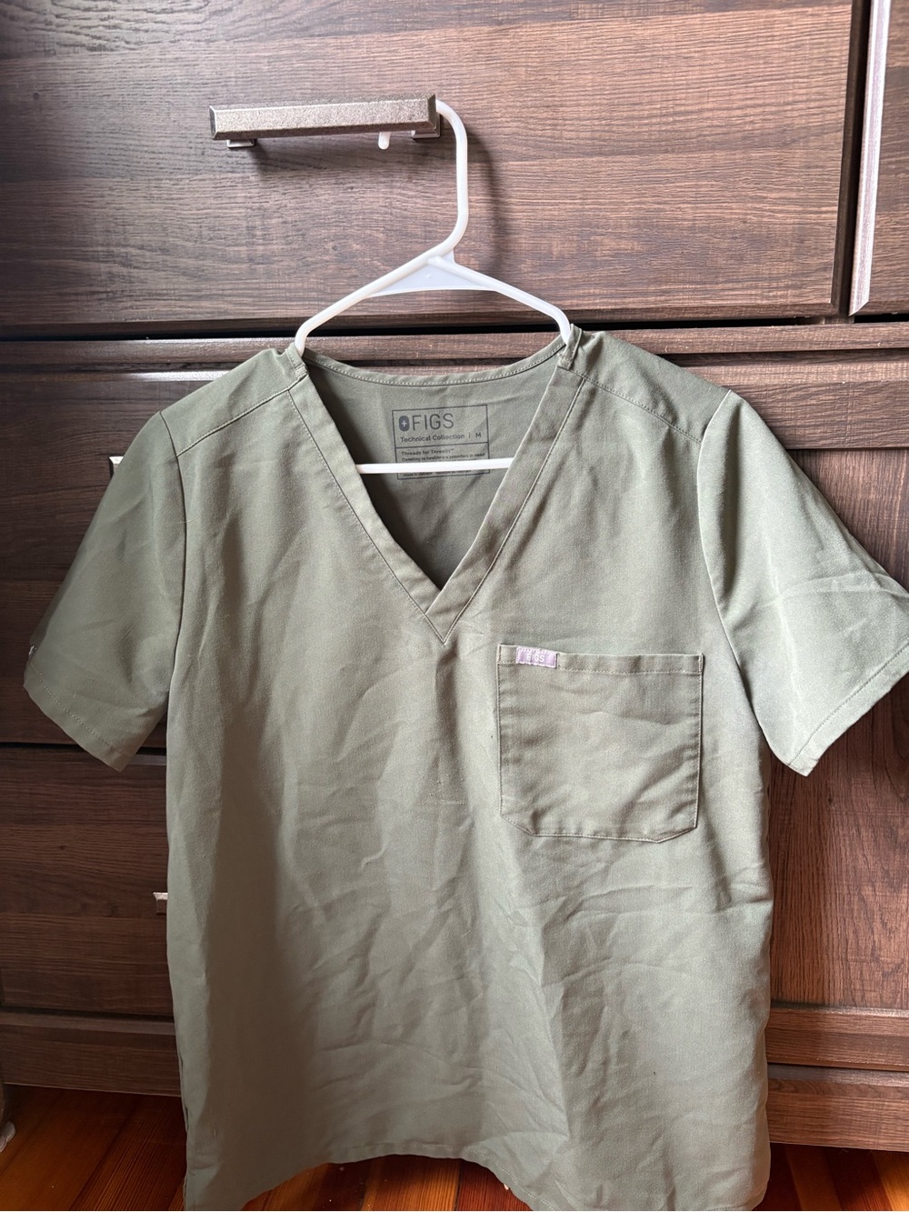 Figs Women’s Short-Sleeve V-Neck Top - moss green